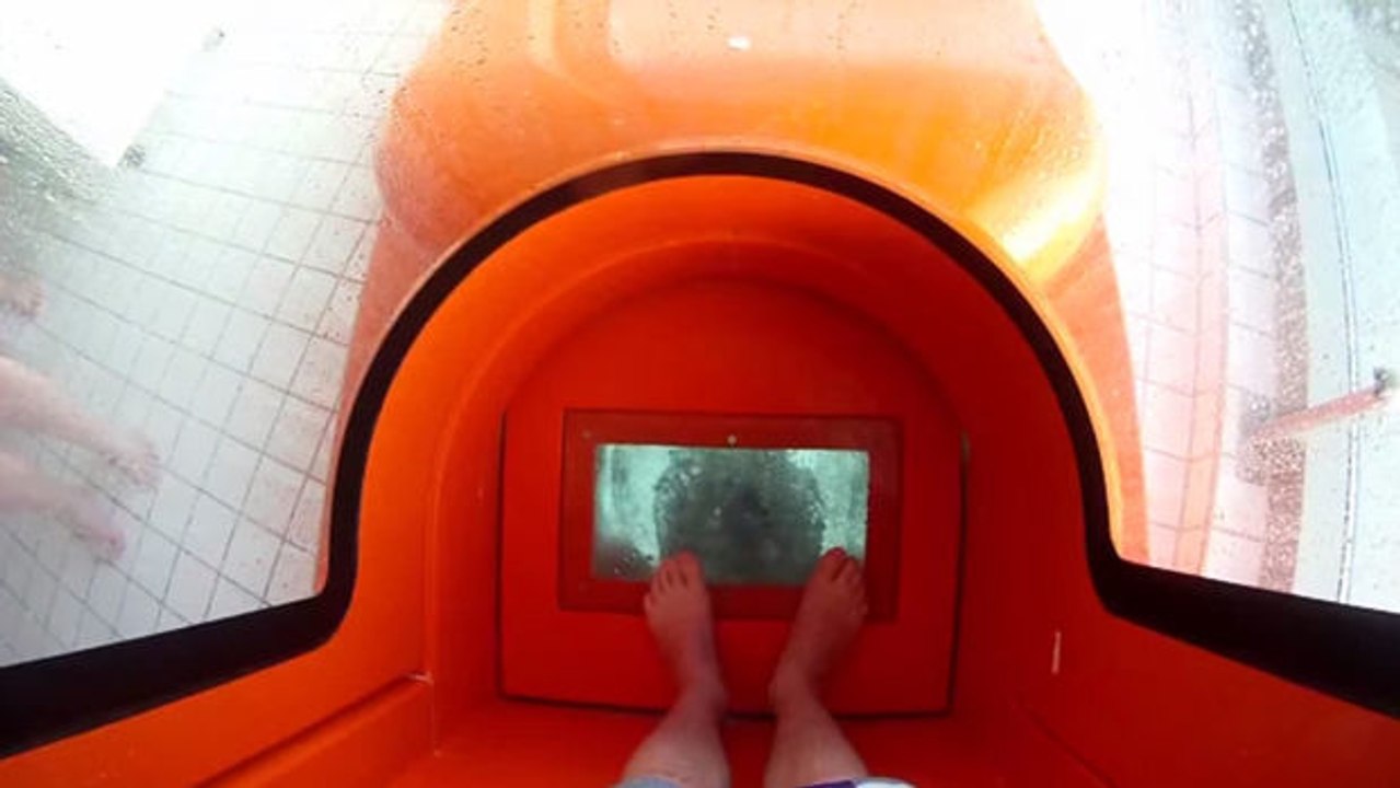 Diese Wasserrutsche liefert das Erlebnis des freien Falls