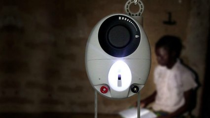 GravityLight, la lampe révolutionnaire qui pourrait changer la vie des habitants sans électricité