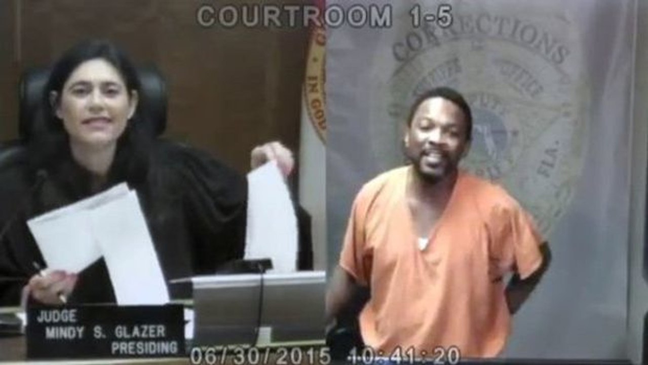 Dieser Angeklagte bricht in Tränen aus, als er die Richterin sieht.