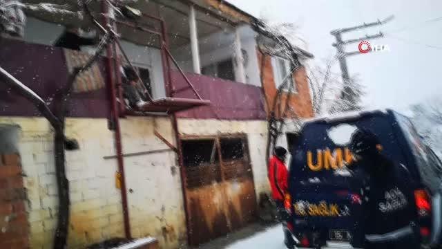 Kar sebebiyle ulaşıma kapanan köydeki diyaliz hastasının yardımına UMKE yetişti- Ekipler yaşlı kadını hastaneye ulaştırdı