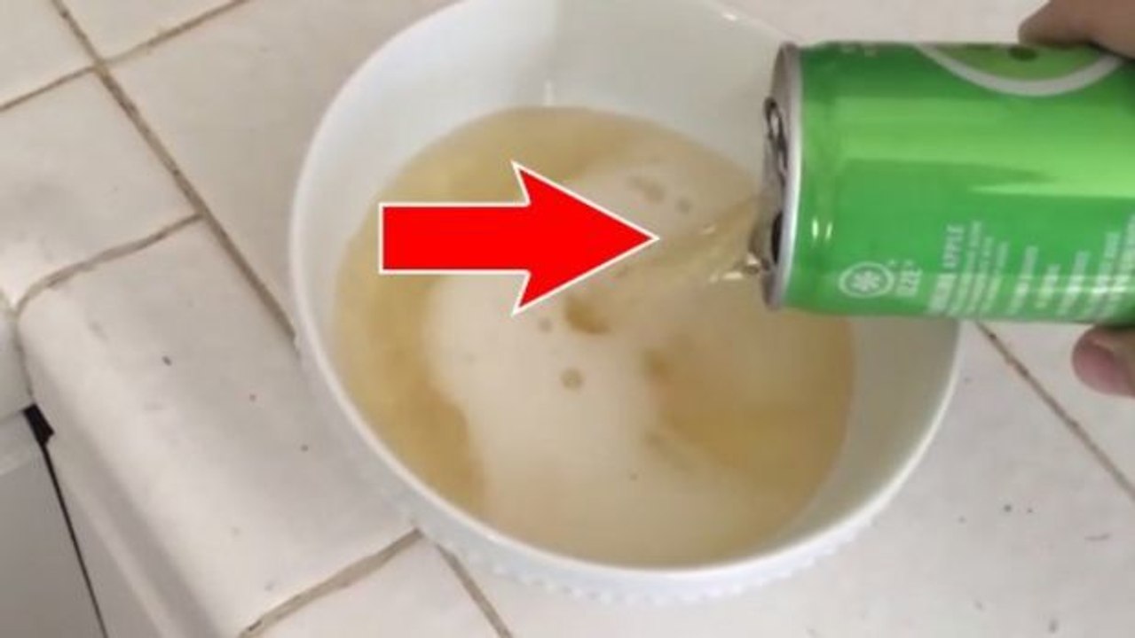 Er öffnet seine Apfelschorle und erlebt sein blaues Wunder