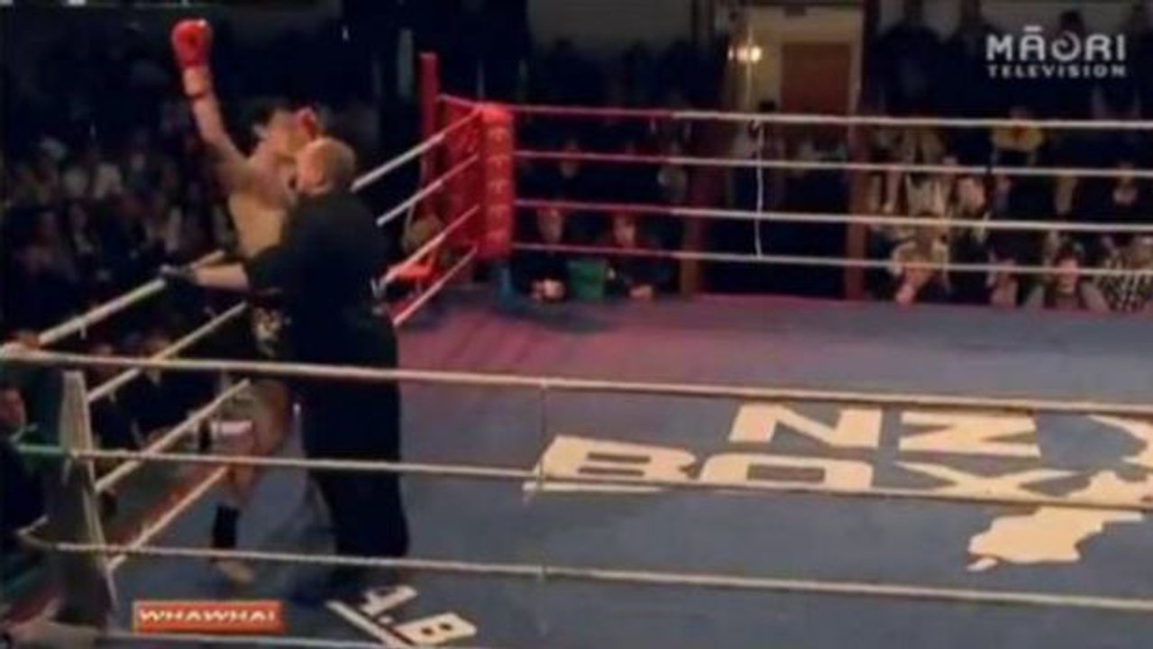 Kickboxen: Komplett KO feiert dieser Kämpfer trotzdem seinen Sieg