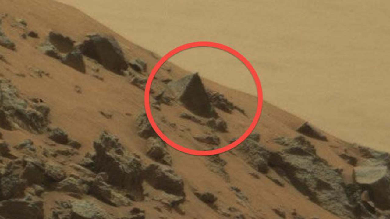Curiosity photographie une mystérieuse pyramide à la surface de Mars