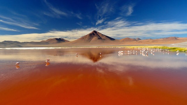 Découvrez l'étrange lac orange des Andes boliviennes