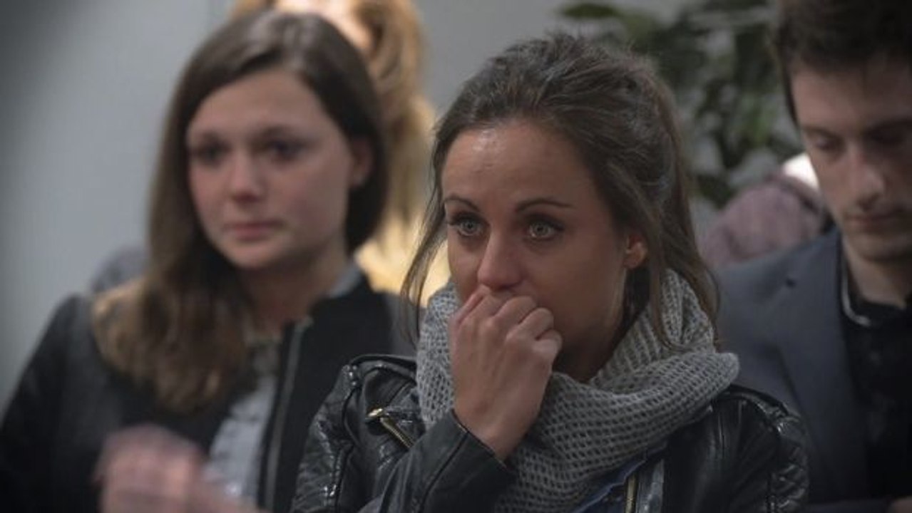 Diese unvorsichtigen Fahrer werden auf ihre eigene Beerdigung eingeladen