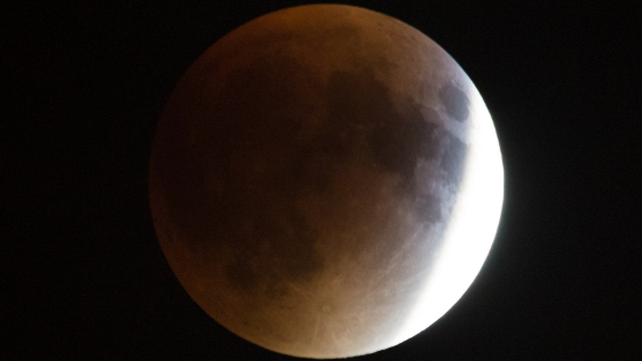Revivez en vidéo la super Lune de sang du 28 se...