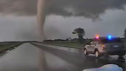 Quand des policiers américains bravent une impressionnante tornade