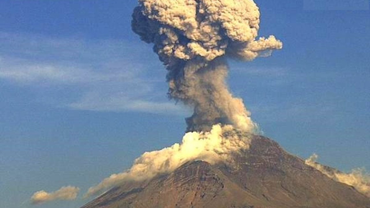 Le volcan Popocatepetl crache un impressionnant panache de fumée