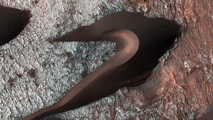 Une étonnante dune en forme de ''sangsue'' observée à la surface de Mars