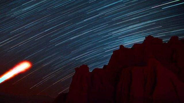 Contemplez le ciel du sud-ouest américain illuminé par les étoiles et les météores