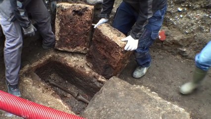 Des archéologues ouvrent un mystérieux cercueil vieux de 1000 ans découvert au Danemark