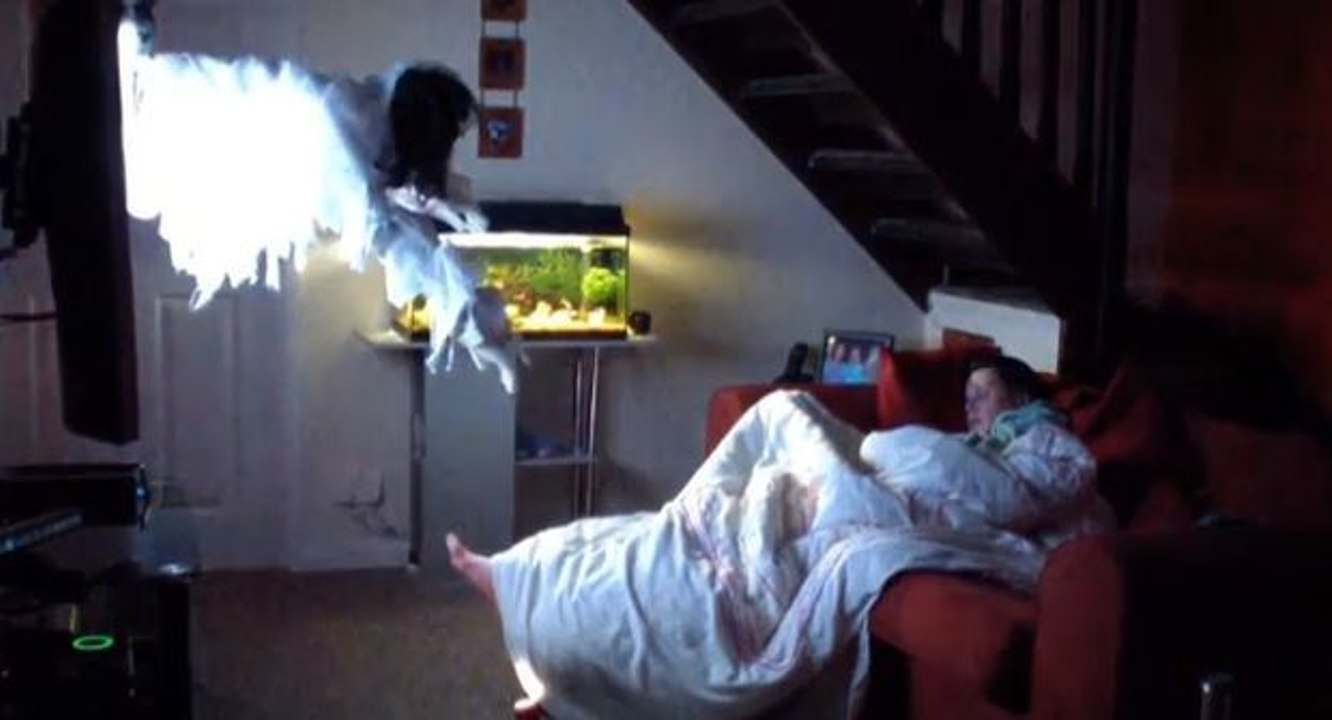 Er lässt seine freundin glauben, dass der geist aus "the ring" zum leben erwacht