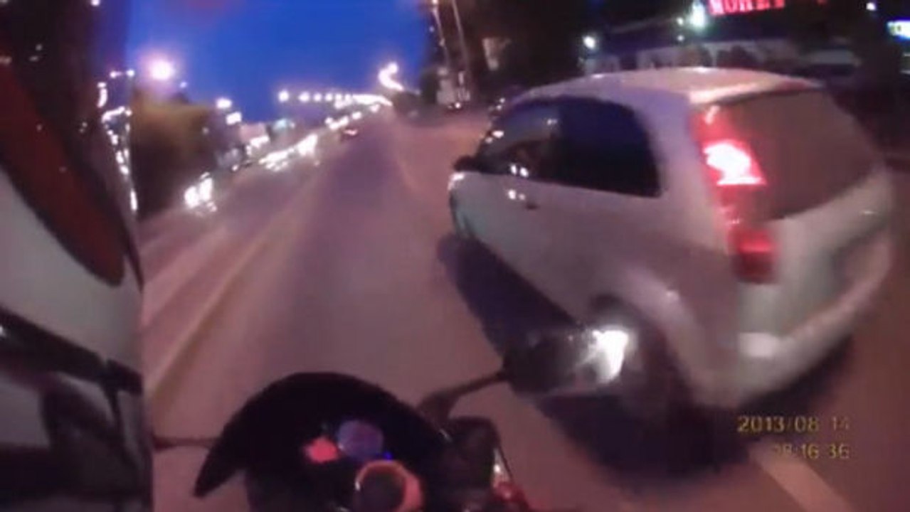 Dieser motorradfahrer wird das rennen gegen dieses auto bereuen