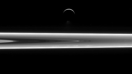 Cassini dévoile un cliché exceptionnel d'Encelade au-dessus des anneaux de Saturne
