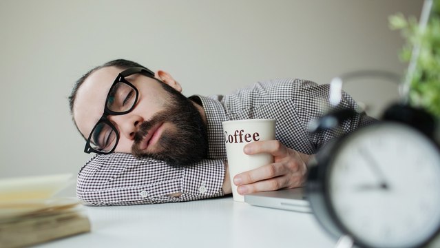 Mieux vaut-il boire un café ou faire une sieste quand on est fatigué ? Des scientifiques répondent