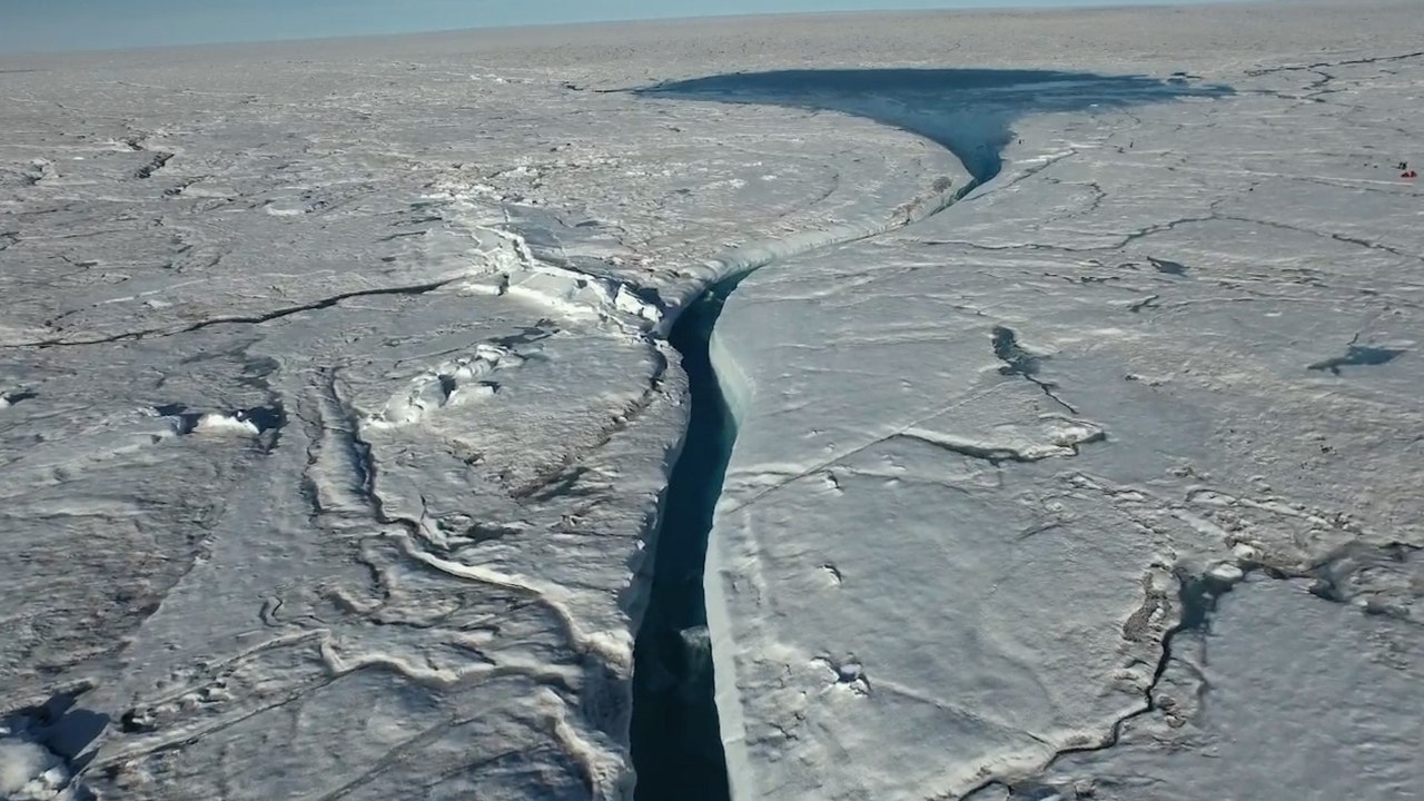 La fonte des glaces du Groenland révélée par les spectaculaires images d'un drone