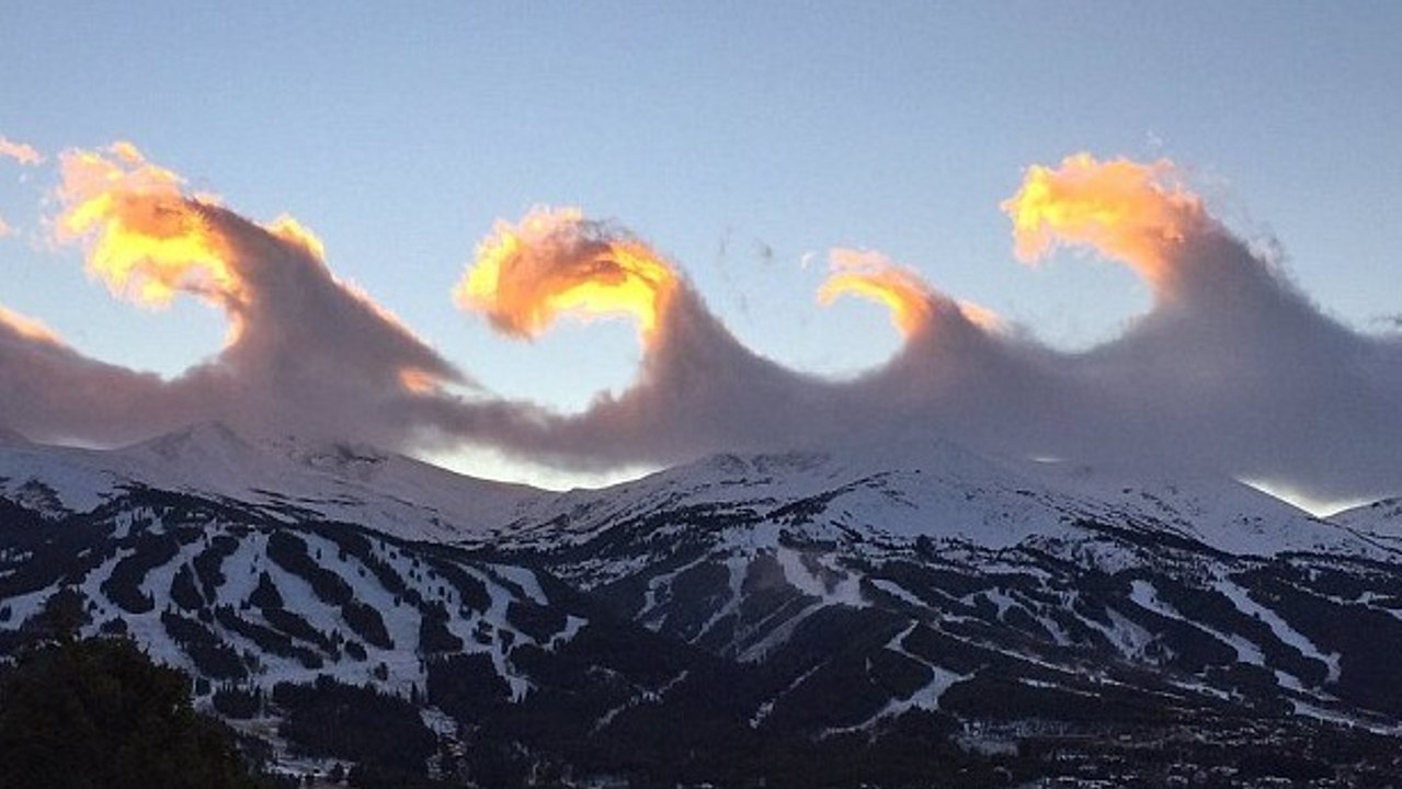 D'étonnantes vagues de nuage aperçues au-dessus...
