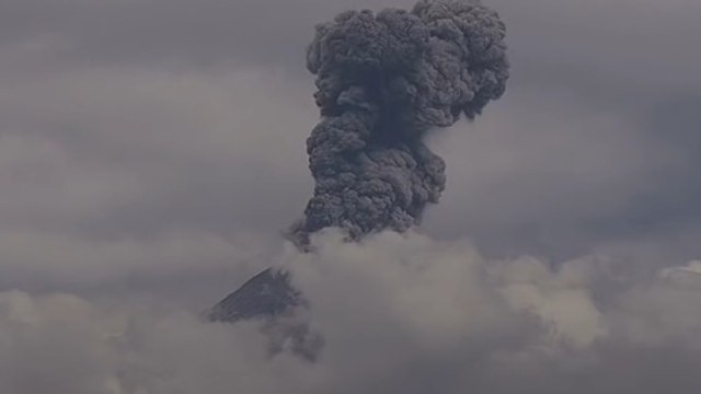 Le volcan Colima expulse un spectaculaire nuage de cendres dans le ciel du Mexique