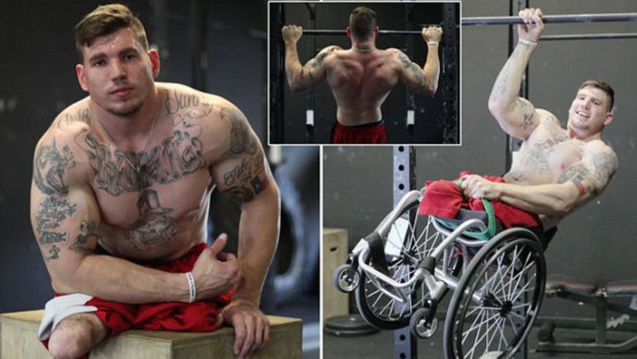 CrossFit-Trainer im Rollstuhl auf hohem Niveau