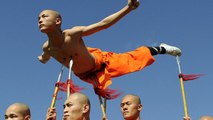 Comment les moines Shaolin tiennent-ils en équilibre sur des lances ? Voici leur secret