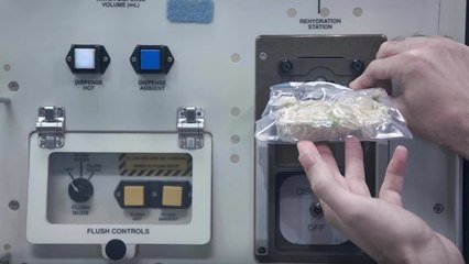 Comment les astronautes de l’ISS préparent-ils leur repas ? Démonstration !