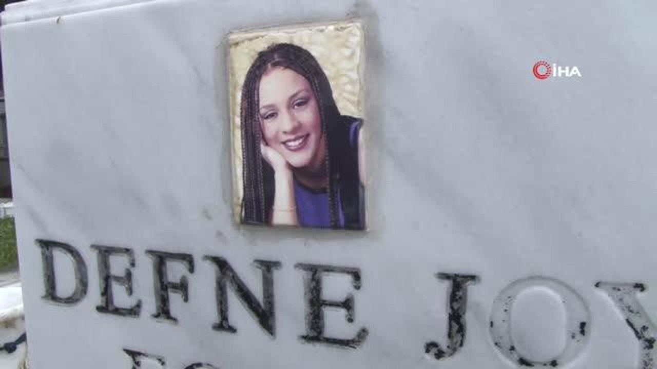 Avukat Ayşegül Mermer ve menajer Özgür Aras Defne Joy Foster'ı ölüm yıl dönümünde andı