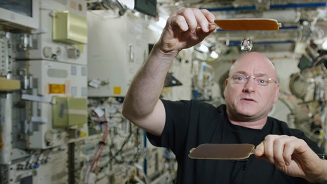 Quand un astronaute joue au ping-pong avec de l'eau à bord de l'ISS