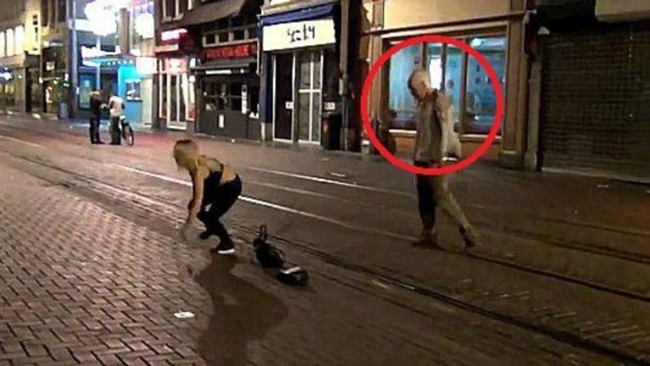 In Amsterdam verbreitet ein Zombie Panik unter den Passanten