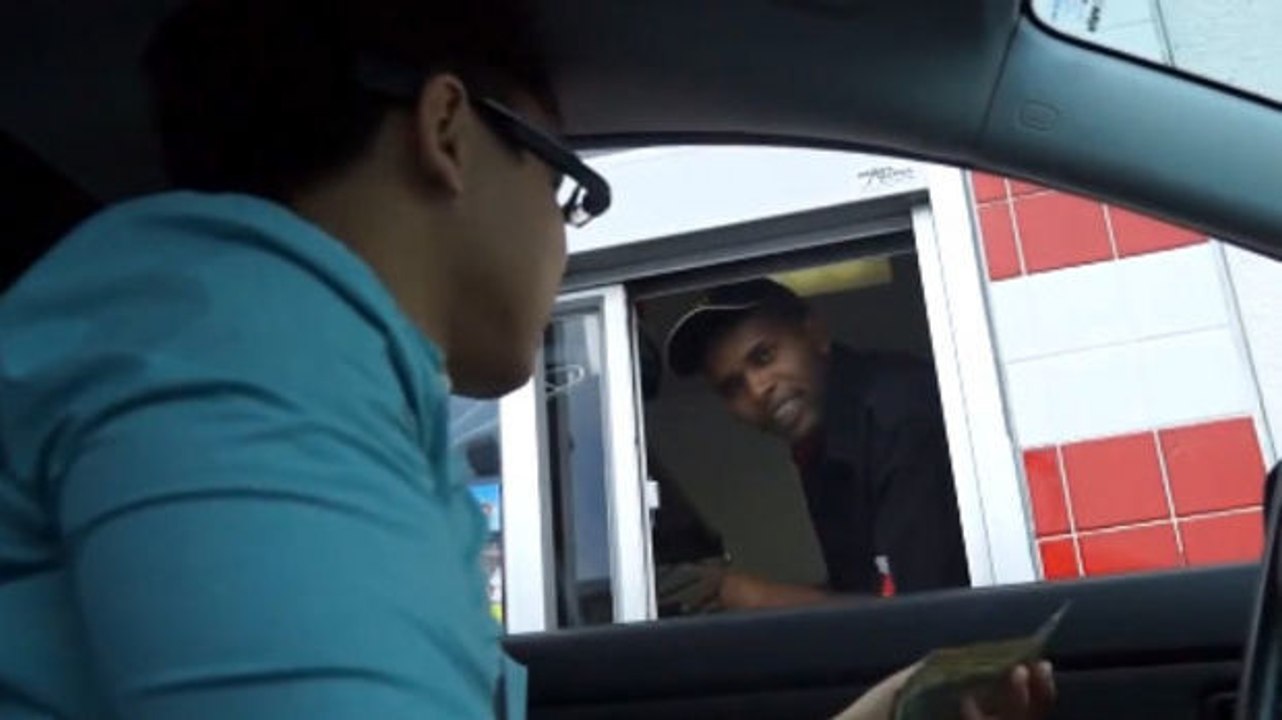 Dieser mann macht seinen fast-food-angestellten ein unglaubliches geschenk!