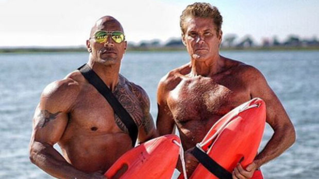 The Rock lobt David Hasselhoff für seine verblüffende körperlicher Verfassung bei den Dreharbeiten von 'Baywatch'