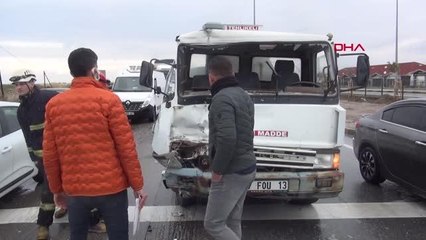 Son dakika: KAZA YAPAN TANKER YOL KENARINA FORKLİFTLE ÇEKİLDİ