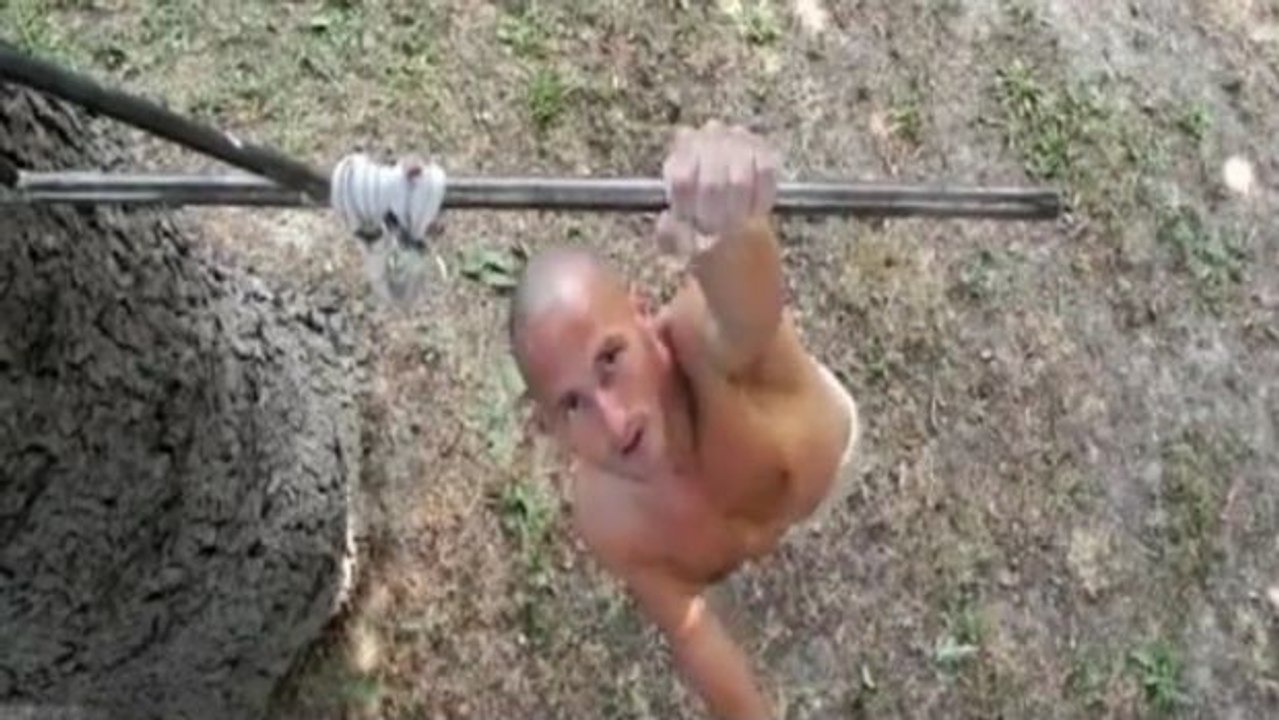 Fast unmögliche Klimmzüge mit einer Hand und sogar mit nur einem Finger!