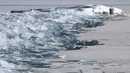 Spectacle captivant de plaques de glaces qui se disloquent sur un lac