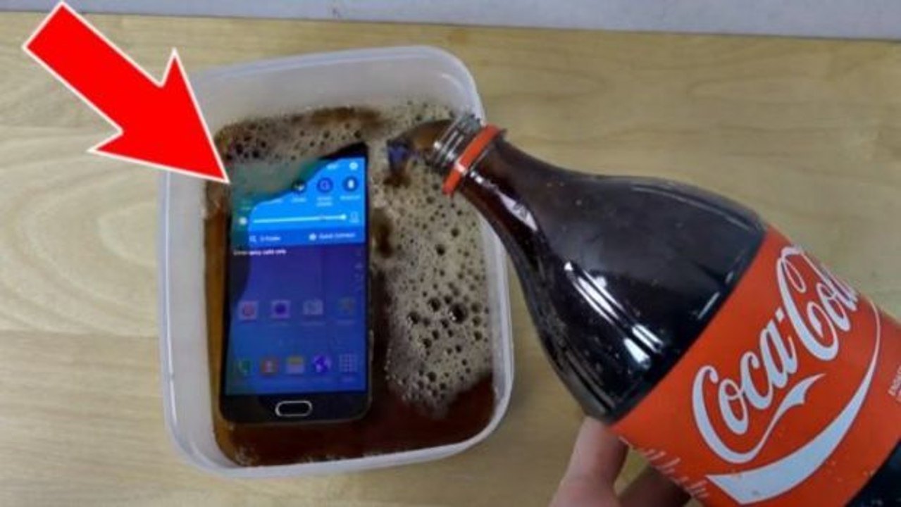 Er taucht sein Samsung-Smartphone zwei Minuten lang in Coca-Cola.