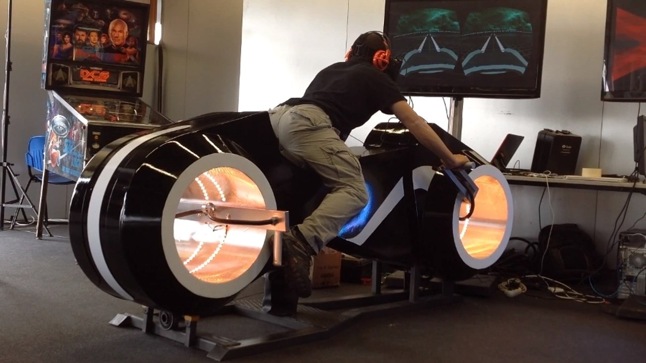 Un Oculus Rift et une réplique de la moto de Tron pour rider dans la Matrice