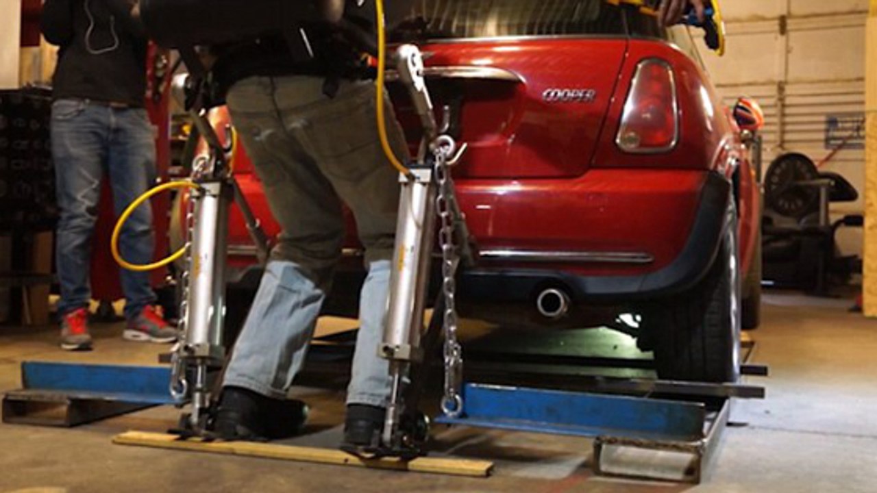 Grâce à un exosquelette, un homme parvient à soulever une voiture de plus d'une tonne