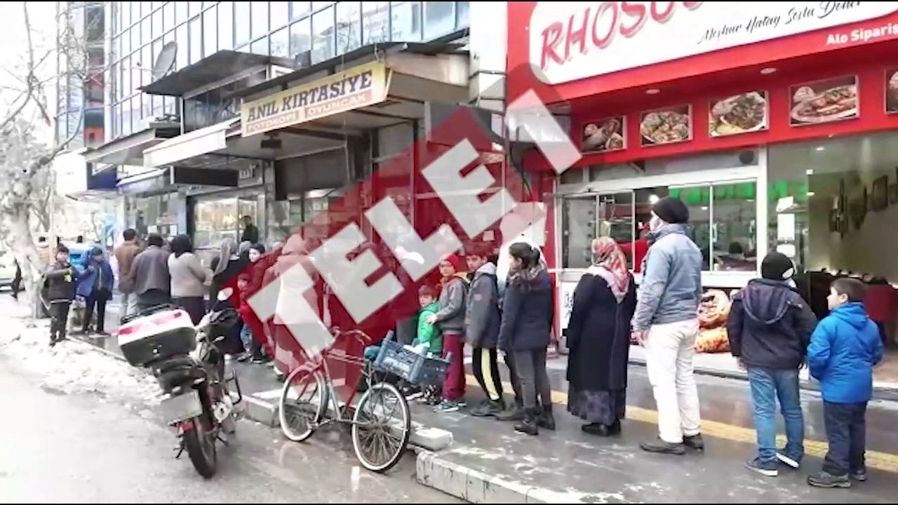 Ucuz ekmek kuyruğundan sonra askıda bayat ekmek kuyruğu