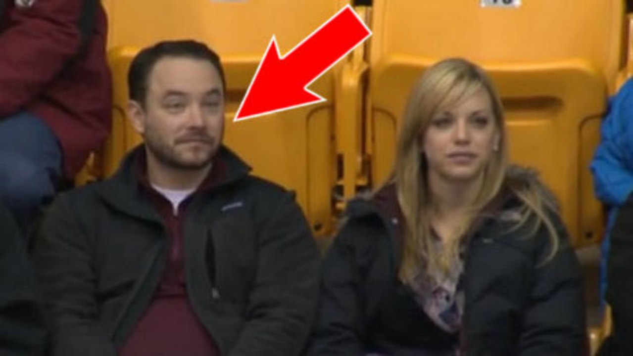 Er überrascht das ganze Publikum, um seine Sitznachbarin nicht küssen zu müssen