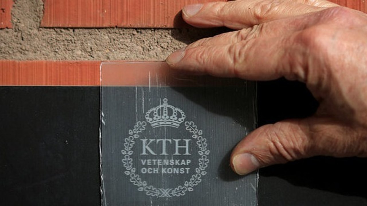 Des chercheurs développent un bois transparent qui pourrait remplacer le verre