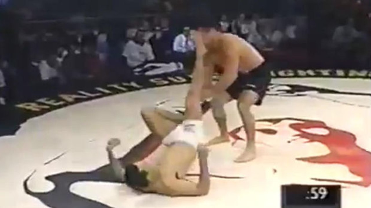 Renzo Gracie schlägt seinen Gegner aus einer verblüffenden Position K.o.