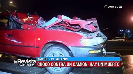 Vehículo choca contra un camión y un poste provocando la muerte de su acompañante
