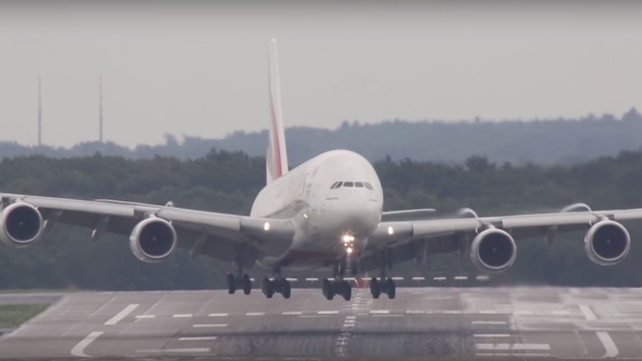 Die Landung eines Airbus A 380 mit starkem Seitenwind