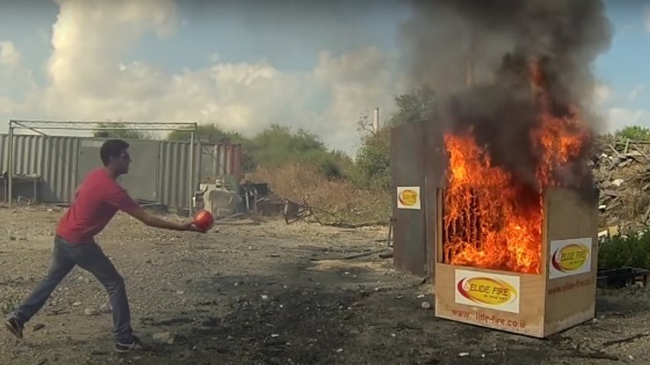 Ces balles "magiques" sont capables d'éteindre un feu en quelques secondes