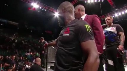 Jon Jones: Trifft nach seinem Kampf auf Daniel Cormier und kann sich nicht zurückhalten