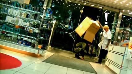 Metal Gear Solid : déguisé en Snake, il s'infiltre pour surprendre les passants dans la rue !