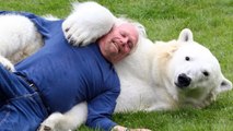 L'incroyable affection entre une ourse polaire et le Canadien qui l'a recueillie