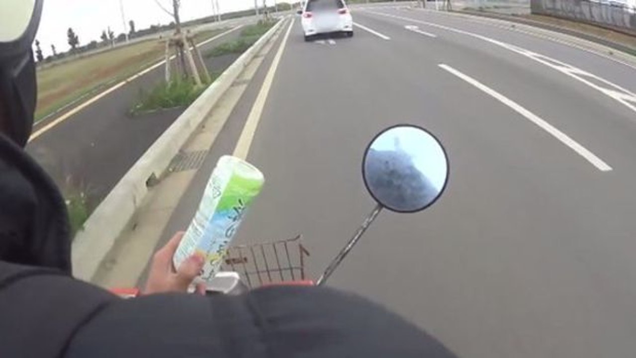 Ein Mopedfahrer erteilt einem Autofahrer eine Lektion in Sachen Benehmen