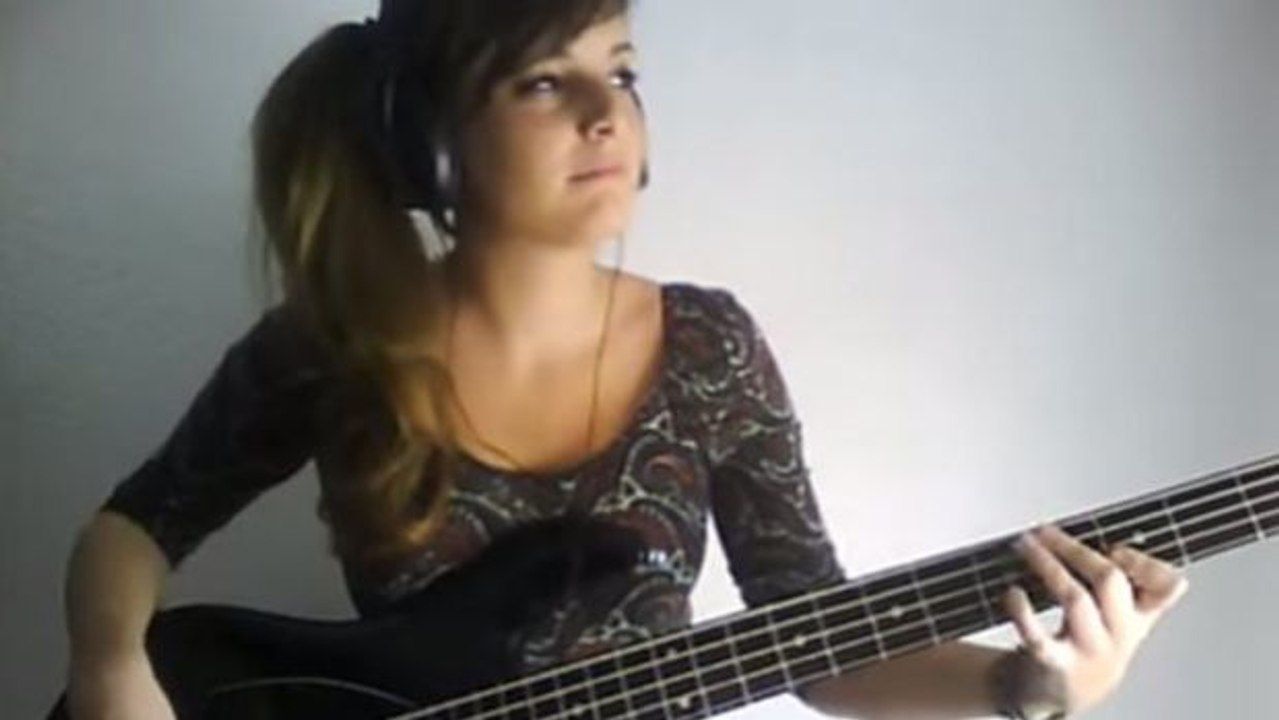 Ein heißes, talentreiches Basssolo-Cover