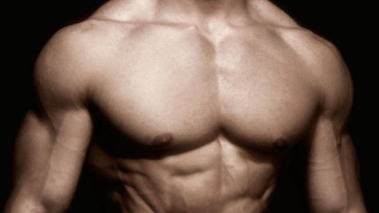 Brustmuskeltraining: Die perfekten Liegestütze auf 3 Stühlen für eine absolute Körperbeherrschung