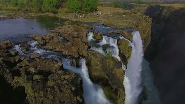 Contemplez les chutes Victoria et leur piscine du Diable filmées à 360° dans cette vidéo